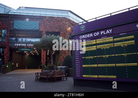 Wimbledon, Royaume-Uni – 17 novembre 2023 : vue vers le court central à Wimbledon, avec le plateau Order of Play Banque D'Images