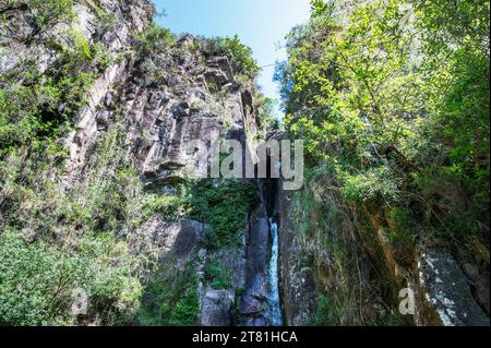 Pittoresque cascade Pincaes avec une piscine naturelle émeraude située dans une zone forestière paisible, parc national de Peneda Geres, nord du Portugal Banque D'Images