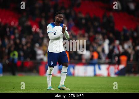 LONDRES, Royaume-Uni - 17 novembre 2023 : l'Anglais Marc Guehi applaudit les supporters après le match de qualification du Groupe C de l'UEFA Euro 2024 entre l'Angleterre et Malte au stade de Wembley (crédit : Craig Mercer / Alamy Live News) Banque D'Images