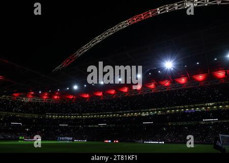 Stade de Wembley, Londres, Royaume-Uni. 17 novembre 2023. Football qualificatif UEFA Euro 2024, Angleterre contre Malte ; les joueurs de l'Angleterre et de Malte applaudissent Bobby Charlton dans le stade de Wembley Credit : action plus Sports/Alamy Live News Banque D'Images