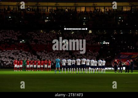 Stade de Wembley, Londres, Royaume-Uni. 17 novembre 2023. Qualification de football UEFA Euro 2024, Angleterre contre Malte ; les joueurs de l'Angleterre et de Malte applaudissent Bobby Charlton Credit : action plus Sports/Alamy Live News Banque D'Images