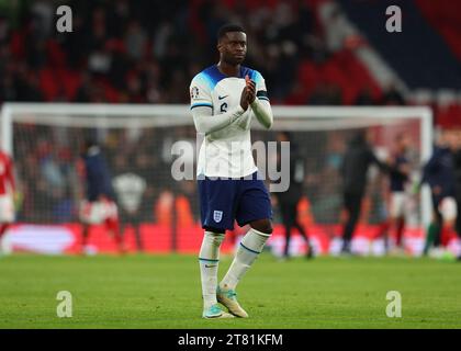 Stade de Wembley, Londres, Royaume-Uni. 17 novembre 2023. Football qualificatif de l'UEFA Euro 2024, Angleterre contre Malte ; Marc Guehi, d'Angleterre, applaudit les supporters anglais à temps plein crédit : action plus Sports/Alamy Live News Banque D'Images