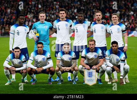 Les Anglais Marc Guehi, Jordan Pickford, Harry Maguire, Fikayo Tomori, Jordan Henderson, Conor Gallagher, Phil Foden, Trent Alexander-Arnold, Kieran Trippier, Harry Kane et Marcus Rashford posent pour une photo d'équipe sur le terrain avant le match de qualification UEFA Euro 2024 du Groupe C au stade de Wembley, à Londres. Date de la photo : Vendredi 17 novembre 2023. Banque D'Images