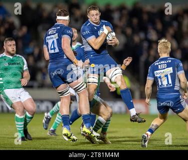 17 novembre 2023 ; AJ Bell Stadium, Salford, Lancashire, Angleterre; English Premiership Rugby, sale Sharks versus Newcastle Falcons ; Jonny Hill of sale Sharks attrape le ballon Banque D'Images