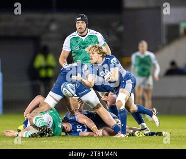 17 novembre 2023 ; AJ Bell Stadium, Salford, Lancashire, Angleterre; English Premiership Rugby, sale Sharks versus Newcastle Falcons ; Gus Warr of sale Sharks efface le ballon Banque D'Images