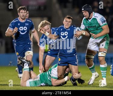 17 novembre 2023 ; AJ Bell Stadium, Salford, Lancashire, Angleterre; English Premiership Rugby, sale Sharks versus Newcastle Falcons ; Joe Carpenter de sale Sharks est attaqué Banque D'Images