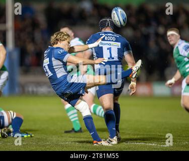 17 novembre 2023 ; AJ Bell Stadium, Salford, Lancashire, Angleterre; English Premiership Rugby, sale Sharks versus Newcastle Falcons ; Gus Warr of sale Sharks efface le ballon Banque D'Images