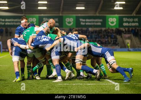 17 novembre 2023 ; AJ Bell Stadium, Salford, Lancashire, Angleterre; English Premiership Rugby, sale Sharks versus Newcastle Falcons ; le pack Newcastle avance Banque D'Images