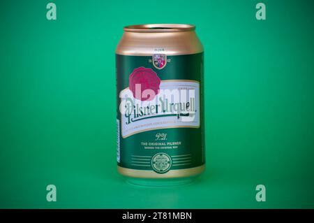 MALAGA, ESPAGNE - 17 NOVEMBRE 2023 : bouteille de bière Pilsner Urquell sur fond vert à Malaga, Espagne le 17 novembre 2023 Banque D'Images