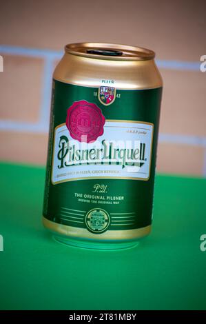 MALAGA, ESPAGNE - 17 NOVEMBRE 2023 : bouteille de bière Pilsner Urquell sur fond de mur de briques à Malaga, Espagne le 17 novembre 2023 Banque D'Images