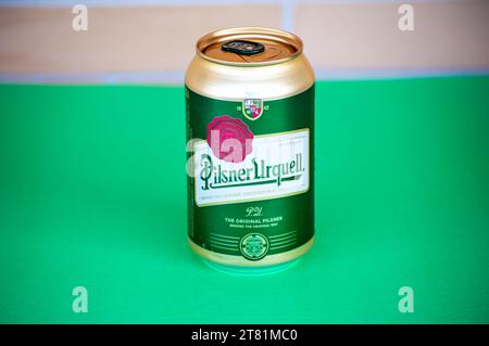 MALAGA, ESPAGNE - 17 NOVEMBRE 2023 : bouteille de bière Pilsner Urquell sur fond de mur de briques à Malaga, Espagne le 17 novembre 2023 Banque D'Images