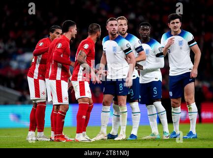 Les Anglais Jordan Henderson, Harry Kane, Marc Guehi et Harry Maguire attendent un Corner lors du match de qualification UEFA Euro 2024 du Groupe C au stade de Wembley, à Londres. Date de la photo : Vendredi 17 novembre 2023. Banque D'Images