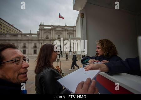 Le gouvernement chilien installe le kiosque informé du vote du Chili à la plaza de la Ciudadania, palais présidentiel de la Moneda à Santiago du Chili, le 17 novembre 2023. Le but du kiosque est de distribuer gratuitement la proposition de nouvelle constitution qui sera soumise à un plébiscite dans un mois. Contrairement à la proposition précédente, qui a été écrite principalement par des indépendants et des gauchistes. Cette nouvelle proposition a été rédigée par des partis politiques et des conservateurs d’extrême droite. Santiago Chili Copyright : xClaudioxAbarcaxSandovalx crédit : Imago/Alamy Live News Banque D'Images