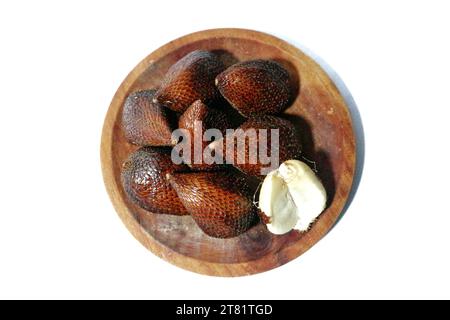 fruit de salak ou fruit de serpent dans une assiette en bois, isolé sur un fond blanc Banque D'Images