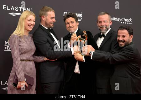 Florian David Fitz und die Filmcrew von 'Oskars Kleid' BEI der 75. Bambi-Verleihung 2023 in der Bavaria Filmstadt. München, 16.11.2023 Banque D'Images