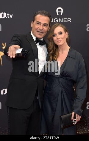 Erol Sander mit Freundin Freundin Rebecca Oehlmann BEI der 75. Bambi-Verleihung 2023 in der Bavaria Filmstadt. München, 16.11.2023 Banque D'Images