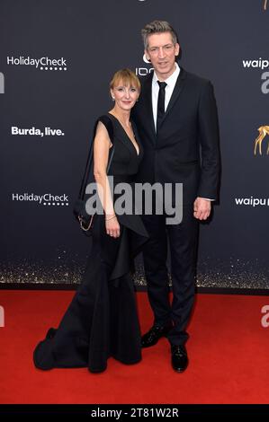 Steffen Hallaschka mit Ehefrau Anne-Katrin Hallaschka BEI der 75. Bambi-Verleihung 2023 in der Bavaria Filmstadt. München, 16.11.2023 Banque D'Images