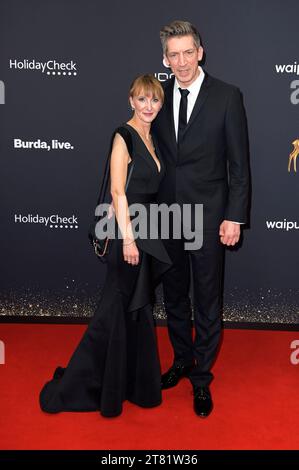 Steffen Hallaschka mit Ehefrau Anne-Katrin Hallaschka BEI der 75. Bambi-Verleihung 2023 in der Bavaria Filmstadt. München, 16.11.2023 Banque D'Images