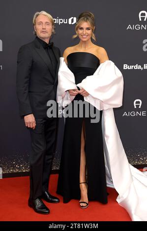 Mads Mikkelsen et Laura Wontorra BEI der 75. Bambi-Verleihung 2023 in der Bavaria Filmstadt. München, 16.11.2023 Banque D'Images