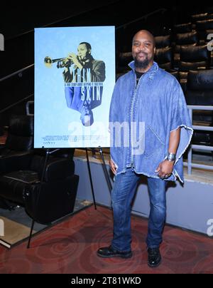 Santa Monica, Californie, États-Unis. 16 novembre 2023. Le musicien Okanomode assiste à la première à Los Angeles de Thin Skin au Laemmle Monica film Center à Santa Monica, en Californie. Crédit : Sheri Determan Banque D'Images