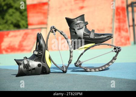 Bottes de saut kangoo élégantes dans le parc d'entraînement Banque D'Images