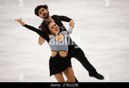 Espoo, Finlande. 17 novembre 2023. Jennifer Janse Van Rensburg (à l’avant)/Benjamin Steffan, d’Allemagne, se produisent lors de la danse rythmique sur glace au Grand Prix ISU de patinage artistique 2023 Grand Prix Espoo à Espoo, Finlande, le 17 novembre 2023. Crédit : Kalle Parkkinen/Xinhua/Alamy Live News Banque D'Images