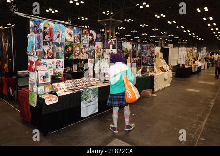 Les gens parcourent la salle d’exposition Anime NYC au Jacob Javits Center le 17 octobre 2023 à New York. (Photos : Gordon Donovan) Banque D'Images