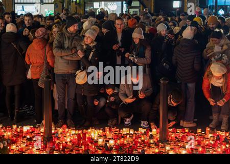 Prague, République tchèque. 17 novembre 2023. Les gens allument des bougies au mémorial de la Révolution de velours pour commémorer le 34e anniversaire de la Révolution de velours de 1989 dans la rue Narodni à Prague. La République tchèque a célébré le 34e anniversaire de la Révolution de velours en commémorant les événements du 17 novembre 1989, lorsque, après la répression d'une manifestation étudiante à la rue Narodni, le régime communiste s'est rapidement effondré. Le dramaturge et militant des droits humains Vaclav Havel est devenu président peu après la chute du régime communiste. Crédit : SOPA Images Limited/Alamy Live News Banque D'Images