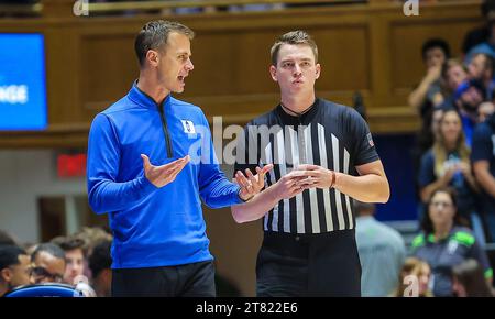 17 novembre 2023 : Jon Scheyer, entraîneur-chef de Duke en basket-ball, parle à la réf Match de basket-ball NCAA entre Bucknell University et Duke University au Cameron Indoor Stadium, Durham, Caroline du Nord. David Beach/CSM (image de crédit : © David Beach/Cal Sport Media) Banque D'Images