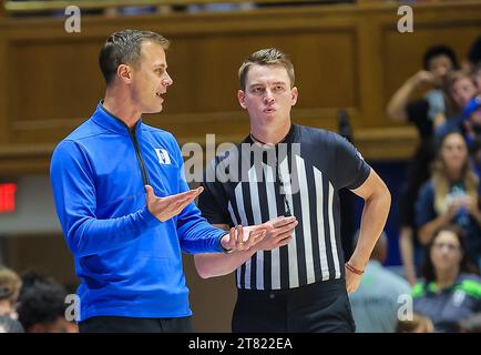 17 novembre 2023 : Jon Scheyer, entraîneur-chef de Duke en basket-ball, parle à la réf Match de basket-ball NCAA entre Bucknell University et Duke University au Cameron Indoor Stadium, Durham, Caroline du Nord. David Beach/CSM (image de crédit : © David Beach/Cal Sport Media) Banque D'Images