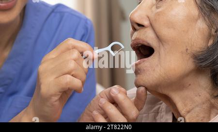 Santé dentaire et buccale , soignant prendre soin de femme asiatique âgée pendant la brosse des dents. Banque D'Images
