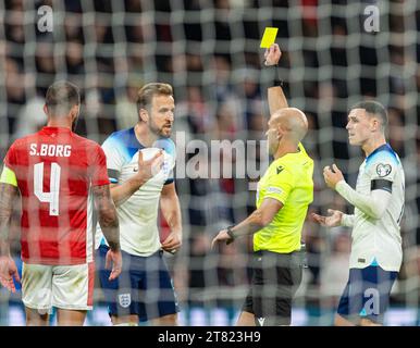 Londres, Royaume-Uni. 18 novembre 2023. Harry Kane (2e L) d'Angleterre reçoit un carton jaune de l'arbitre Luis Godinho (2e R) lors du match de qualification de l'UEFA EURO 2024 Groupe C entre l'Angleterre et Malte à Londres, Grande-Bretagne, le 17 novembre 2023. Crédit : Xinhua/Alamy Live News Banque D'Images