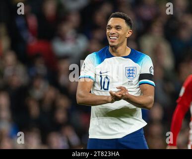 Londres, Royaume-Uni. 18 novembre 2023. Trent Alexander-Arnold d’Angleterre réagit lors du match de qualification de l’UEFA EURO 2024 Groupe C entre l’Angleterre et Malte à Londres, en Grande-Bretagne, le 17 novembre 2023. Crédit : Xinhua/Alamy Live News Banque D'Images