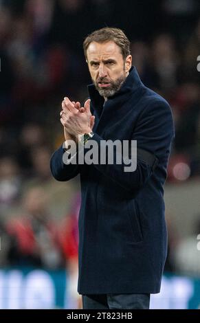 Londres, Royaume-Uni. 18 novembre 2023. L'entraîneur-chef de l'Angleterre Gareth Southgate réagit lors du match de qualification de l'UEFA EURO 2024 Groupe C entre l'Angleterre et Malte à Londres, en Grande-Bretagne, le 17 novembre 2023. Crédit : Xinhua/Alamy Live News Banque D'Images