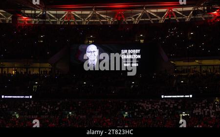 Londres, Royaume-Uni. 18 novembre 2023. L'écran affiche une image en l'honneur de Bobby Charlton, légende du football anglais, avant le match de qualification UEFA EURO 2024 Groupe C entre l'Angleterre et Malte à Londres, en Grande-Bretagne, le 17 novembre 2023. Crédit : Xinhua/Alamy Live News Banque D'Images