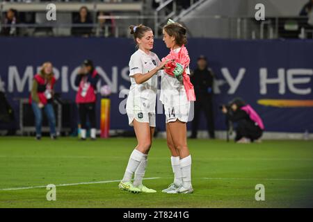 San Diego, Californie, États-Unis. 11 novembre 2023. Sinead Farelly, le milieu de terrain du Gotham FC (33 ans), aide le défenseur du Gotham FC Nealy Martin (14 ans) à porter un maillot de gardien de but lors du match de championnat NWSL entre le Gotham FC et l'OL Reign au Snapdragon Stadium de San Diego, en Californie. Justin Fine/CSM/Alamy Live News Banque D'Images