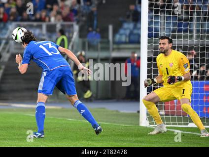 Rome, Italie. 17 novembre 2023. L'Italien Matteo Darmian (L) marque son but lors d'un match de qualification des Européens de l'UEFA Groupe C entre l'Italie et la Macédoine du Nord à Rome, Italie, le 17 novembre 2023. Crédit : Alberto Lingria/Xinhua/Alamy Live News Banque D'Images