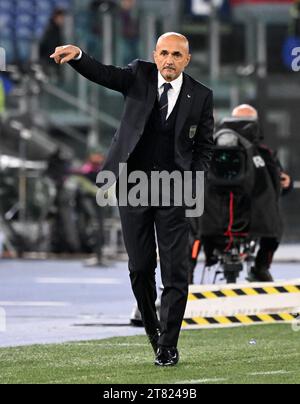 Rome, Italie. 17 novembre 2023. L'entraîneur-chef italien Luciano Spalletti fait des gestes lors d'un match des qualifications européennes de l'UEFA Groupe C entre l'Italie et la Macédoine du Nord à Rome, Italie, le 17 novembre 2023. Crédit : Alberto Lingria/Xinhua/Alamy Live News Banque D'Images