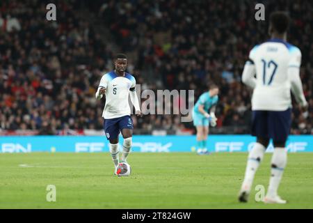 Londres, Royaume-Uni. 17 novembre 2023. Marc Guehi d'Angleterre sur le ballon lors du match de qualification de l'UEFA EURO 2024 entre l'Angleterre et Malte au stade de Wembley, Londres, Angleterre, le 17 novembre 2023. Photo de Joshua Smith. Usage éditorial uniquement, licence requise pour un usage commercial. Aucune utilisation dans les Paris, les jeux ou les publications d'un seul club/ligue/joueur. Crédit : UK Sports pics Ltd/Alamy Live News Banque D'Images