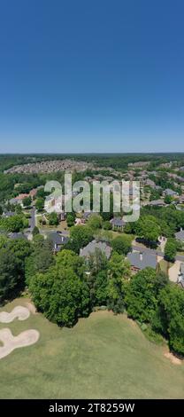 Panorama vertical vue aérienne d'un lotissement haut de gamme dans la banlieue des Etats-Unis Banque D'Images