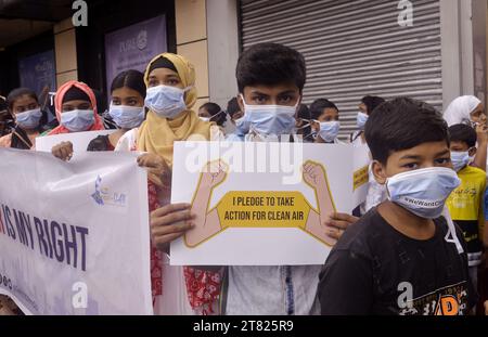 Kolkata, Inde. 17 novembre 2023. Les élèves participent à une démonstration pour sensibiliser les gens à la réduction des niveaux de pollution de l'air pour avoir un air plus sain et plus pur. Le 17 novembre 2023 à Kolkata, en Inde. (Image de crédit : © Saikat Paul/eyepix via ZUMA Press Wire) USAGE ÉDITORIAL SEULEMENT! Non destiné à UN USAGE commercial ! Banque D'Images