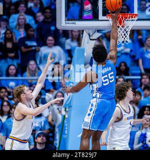 Chapel Hill, Caroline du Nord, États-Unis. 17 novembre 2023. Le match de basket-ball de la NCAA au Dean Smith Center à Chapel Hill, Caroline du Nord. (Scott Kinser/CSM) (image de crédit : © Scott Kinser/Cal Sport Media). Crédit : csm/Alamy Live News Banque D'Images