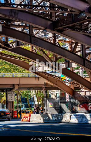 Des gens marchant sous le pont de Brooklyn à Manhattan, New York Banque D'Images