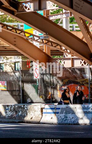 Des gens marchant sous le pont de Brooklyn à Manhattan, New York Banque D'Images