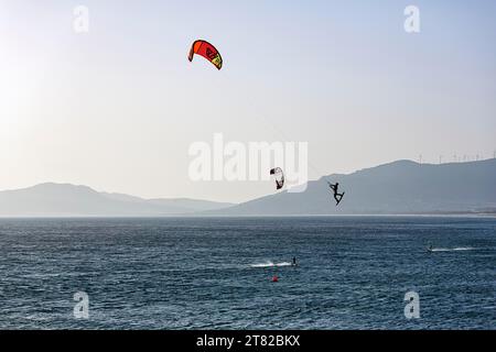 Kitesurfers profitant du vent, côte, Tarifa, détroit de Gibraltar, Costa de la Luz, Andalousie, Espagne Banque D'Images