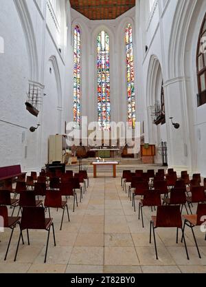 Rostock, Allemagne. 15 novembre 2023. Des chaises sont placées devant l'autel de St. Église de Pierre dans le centre-ville, avec des coussins pour fournir de la chaleur. Les églises de Mecklenburg-Vorpommern veulent économiser de l'énergie pendant la saison froide. Outre les aspects financiers, il s'agit également de la protection du climat. Cependant, il devrait être possible d'éclairer les bâtiments de l'extérieur à nouveau cet hiver. Crédit : Bernd Wüstneck/dpa/Alamy Live News Banque D'Images