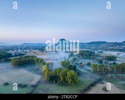 Vue aérienne du Hausener Aachried, paysage de roseaux dans le Hegau avec brouillard de sol, devant le lever du soleil, à l'horizon le Hohentwiel, à gauche Banque D'Images