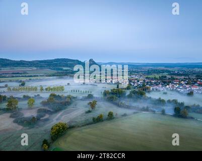 Vue aérienne du Hausener Aachried, paysage de roseaux dans le Hegau avec brouillard au sol, devant le lever du soleil avec le Radolfzeller Aach, au-dessus du village Banque D'Images