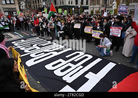 Les manifestants se rassemblent lors d'un rassemblement pro-palestinien et défilent à Union Square le 17 novembre 2023 à New York. Banque D'Images