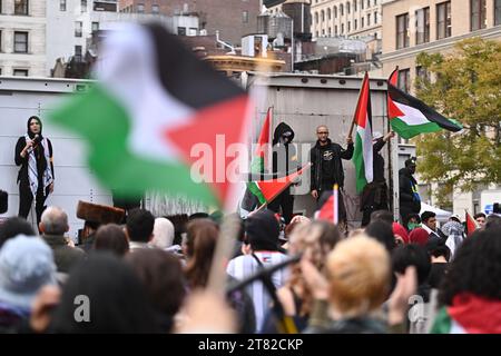 Les manifestants se rassemblent lors d'un rassemblement pro-palestinien et défilent à Union Square le 17 novembre 2023 à New York. Banque D'Images